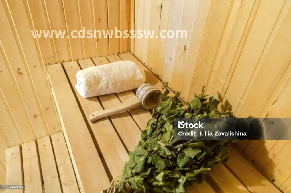 老年人在进行舒缓按摩